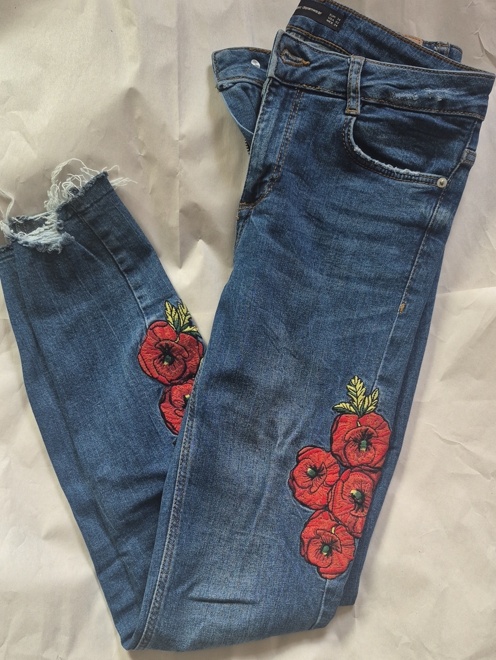 ZARA Trafaluc Fray Hem Poppy Embroidered Jeans